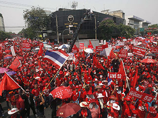 Тысячи демонстрантов сегодня прибыли в качестве подкрепления в таиландскую столицу, где проходят массовые акции протеста оппозиции, требующей роспуска парламента и объявления даты новых выборов