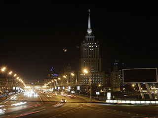 Москва в субботу вечером ровно на один час погрузилась в темноту. Погасла подсветка МГУ, "Лужников", гостиницы "Украина", мостов и зданий