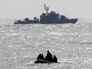 Южнокорейские военные продолжили в воскресенье поисковые работы на месте крушения корабля из Южной Кореи, однако надежд на спасение 46 членов экипажа, пропавших без вести, практически не осталось