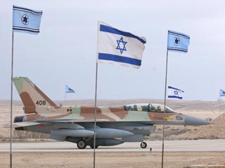 Самолеты ВВС Израиля отрабатывали атаку на ядерные объекты Исламской республики Иран, сообщает в воскресенье газета "Аль-Манар", выходящая в Восточном Иерусалиме. Издание сообщает, что учения проходили в Персидском заливе