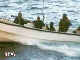 Сомалийские пираты по ошибке атаковали военный корабль и попали в плен