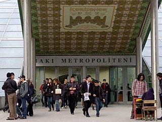 На усиленный режим безопасности переведен в понедельник Бакинский метрополитен, передает ИТАР-ТАСС. Ужесточение мер безопасности последовало после терактов, которые были совершены в московском метро, сообщили в главном управлении полиции столицы Азербайдж