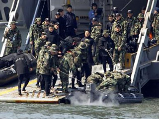 Обнаружить живых на затонувшем южнокорейском корвете пока не удалось