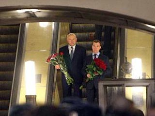 Президент России Дмитрий Медведев возложил цветы на месте одного из утренних взрывов в метро - на станции "Лубянка", куда он спустился на эскалаторе