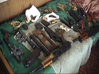 По данным МНБ, члены группы переправили "контрабандным путем с территории Грузии в Азербайджан с целью совершения террористических актов крупное количество огнестрельного оружия, его компонентов, боеприпасы, взрывчатые вещества и установки"