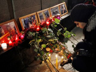 Как и жители российской столицы (на фото), десятки людей с цветами и свечами пришли к посольству России в Португалии, чтобы почтить память жертв терактов в Москве