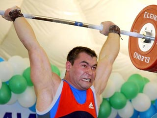 Еще двух российских штангистов дисквалифицировали за допинг