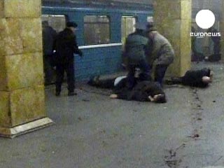 Теракты в московском метро, произошедшие в минувший понедельник, в случае подтверждения версии о "чеченском следе" нанесут болезненный удар по тандему Путин-Медведев, пишут иностранные СМИ