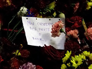 Похороны погибших в теракте в москве. Могилы жертв теракта в Тушино в 2003. Фото похорон жертв терактов.