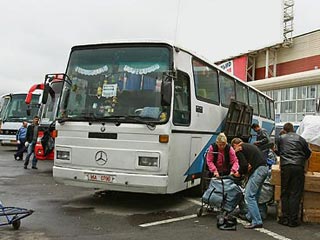 Женщины добрались на частном междугородном автобусе, который регулярно привозит торговцев-"челноков" одного из городов Северного Кавказа на московский рынок "Лужники