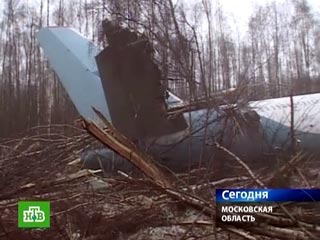 Экипаж Ту-204, рухнувшего в ночь на 22 марта при подлете к "Домодедово", перешел при посадке на ручное управление, так как возникли проблемы с автоматическим режимом полета