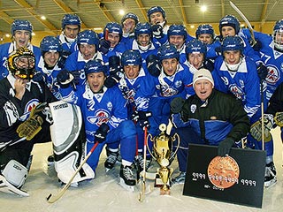 Чемпионат страны по хоккею с мячом пятый раз подряд выиграло московское "Динамо"