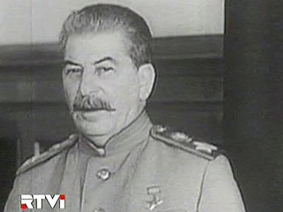 Плакатный скандал перекидывается на Питер: депутаты-коммунисты требуют почтить "гениального полководца" Сталина