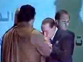 Берлускони поцеловал руку Муаммару Каддафи. Тот не оценил