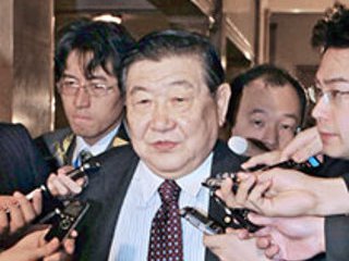 Депутат верхней палаты парламента Японии с позором подал в отставку, поскольку был уличен в том, что нажимал кнопку голосования за своего отсутствовавшего на заседании коллегу