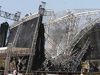 В Мексике рухнула часть сцены, смонтированная для субботнего концерта Элтона Джона. Трое рабочих отделались несерьезными травмами
