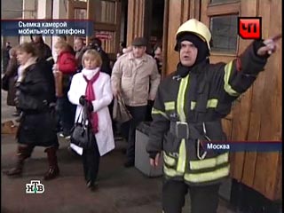 После взрывов, прогремевших в московской подземке 29 марта, спасателям и милиционерам было трудно попадать в метро из-за турникетов