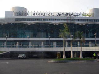 Пассажирский самолет Airbus-330 врезался в столб освещения в международном аэропорту египетской столицы Каира, никто не пострадал