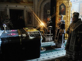 Патриарх Кирилл совершил в храме Христа Спасителя вечерню Великой пятницы и утреню Великой субботы