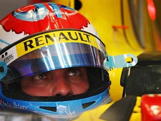 Российский гонщик "Рено" Виталий Петров занял 11-е место в квалификации на Гран-при Малайзии
