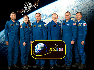 Новый экипаж встретили на МКС праздничным обедом