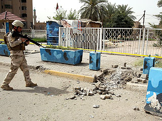 Не менее 12 человек получили сегодня ранения в результате трех взрывов в центре Багдада