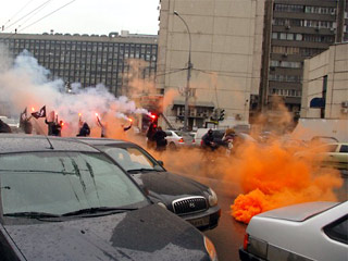 Группа национал-большевиков (сторонников запрещенной судом Национал-Большевистской партии - НБП) в понедельник днем пришла к зданию информбюро НАТО в центре Москвы и бросила в его сторону несколько дымовых шашек