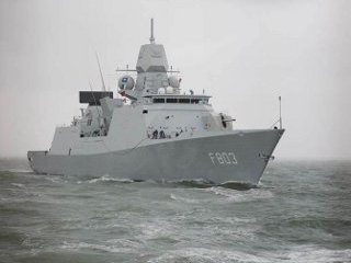 Военные моряки с голландского фрегата Tromp отбили у сомалийских пиратов германский контейнеровоз