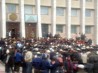 Небывалые события развернулись во вторник в городе Талас на севере Киргизии. По сообщениям СМИ, сотни сторонников оппозиции пришли к зданию областной администрации и попытались его захватить, но милиция пресекла эту попытку с помощью спецсредств