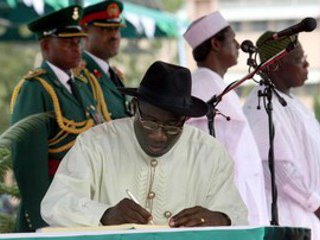 Исполняющий обязанности президента Нигерии Гудлак Джонатан привел к присяге новое правительство этой африканской страны в составе 38 человек