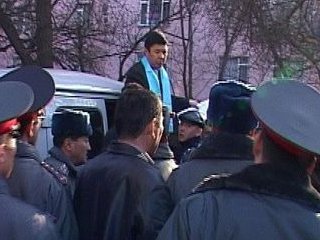 Сотрудники правоохранительных органов Киргизии задержали в аэропорту Бишкека еще одного лидера оппозиции: председателя партии "Акшумкар" Темира Сариева