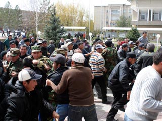 В городе Талас на севере Киргизии в ходе массовых беспорядков, организованных накануне оппозицией, ранения различной степени тяжести получили более 100 человек, из них 85 сотрудников милиции