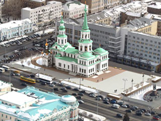 Администрация губернатора Свердловской области старается смягчить конфликт между жителями Екатеринбурга и местной епархией Русской православной церкви, настаивающей на строительстве нового собора в центре города