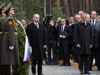 Премьер-министр РФ Владимир Путин прибыл с однодневной рабочей поездкой в Смоленск, куда также пригласил своего польского коллегу Дональда Туска