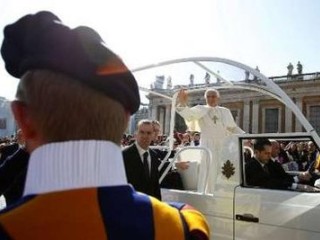 Обращение Папы к россиянам прозвучало сначала в ходе встречи понтифика с делегацией агентства ИТАР-ТАСС, а затем в ходе коллективной аудиенции на римской площади Святого Петра