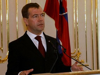 Президент РФ Дмитрий Медведев считает происходящее в Киргизии внутренним делом республики