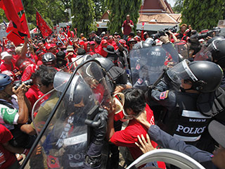 Оппозиция в Таиланде полностью игнорирует введенный 7 апреля режим чрезвычайного положения в Бангкоке и продолжает манифестации в центре столица, блокируя центральные магистрали города