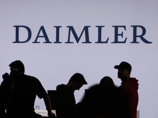 Российские власти и представители политических партий хранят молчание по поводу громкого коррупционного скандала с немецкой компанией Daimler