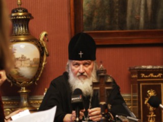 Патриарх Кирилл призывает конфликтующие стороны в Киргизии задуматься о последствиях хаоса