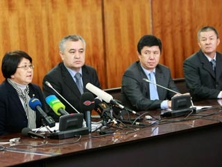 Роза Отунбаева, Омурбек Текебаев, Темир Сариев и Исмаил Исаков, Бишкек, 8 апреля 2010 года