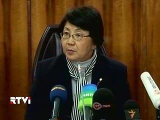 Глава временного правительства Киргизии Роза Отунбаева заявила, что президент Курманбек Бакиев не намерен отказываться от власти и устраивает теракты, но переговоров с ним не будет
