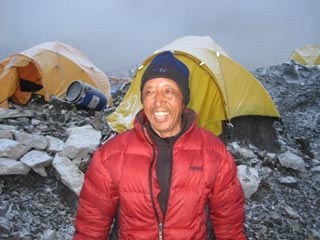 Легендарный Апа Шерпа, который совершит 20-е восхождение на Эверест, должен был развеять прах Эдмунда Хиллари