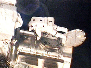 Астронавты Клейтон Андерсон и Рик Мастраккио из состава экипажа пристыкованного  к Международной космической станции (МКС) шаттла Discovery успешно завершили в пятницу первый из трех запланированных на нынешний полет выходов в открытый космос