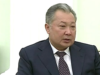 Временное правительство Киргизии в ночь на субботу подпишет декрет "О переходе государственной власти и исполнении конституции", который фактически заменит действующую конституцию и позволит лишить неприкосновенности президента Курманбека Бакиева