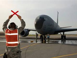 Американские военные объявили сегодня о временном прекращении полетов в Афганистан с киргизской базы "Манас" "по соображениям безопасности" минимум на 72 часа