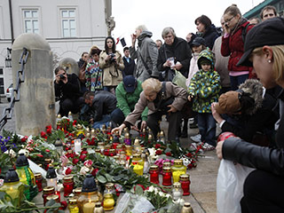 В Польше объявлен недельный национальный траур в связи с катастрофой самолета Ту-154М и гибелью президента Леха Качиньского