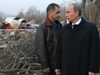 Премьер-министр РФ Владимир Путин, прибывший в Смоленск с экстренной рабочей поездкой, осмотрел место крушения самолета польского президента