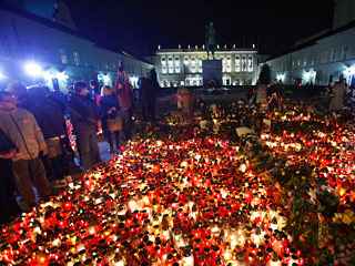 В Польше сегодня будет объявлена минута молчания в память погибших в авиакатастрофе под Смоленском. Вещание всех польских телеканалов и радиостанций прервется на 120 секунд. Минуты молчания будут в полдень в знак скорби по погибшим