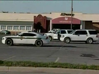 По меньшей мере, один человек погиб, а шесть получили ранения в ходе перестрелки, которая возникла в субботу у торгового центра города Макоги, в штате Оклахома