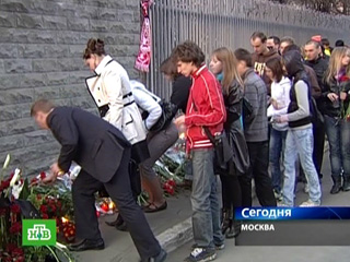 Несмотря на ранние часы москвичи уже приходят к зданию польского посольства в Москве, чтобы почтить память польских граждан, погибших в авиакатастрофе под Смоленском
